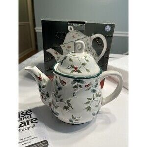 Pfaltzgraff Winterberry Christmas Teapot 4-Cup New